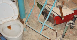 Профессиональный демонтаж перегородки ванной и туалета в Пугачеве - от 582 рублей